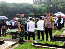 Bhabinkamtibmas dan Babinsa Melaksanakan Pengamanan Pemakaman di TPBU Ciater Barat