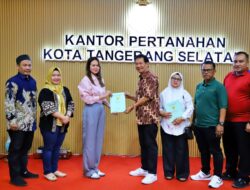 Kantah Tangsel Serahkan 169 Sertifikat PTSL Tahun 2023 untuk Warga Kecamatan Setu dan Pondok Aren