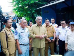 Benyamin Davnie Serahkan Santunan Kematian Jasa Raharja Korban Kecelakaan Bus di Tol Cipali