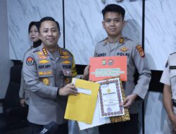 Kabid Humas Polda Metro Jaya Beri Penghargaan Kepada Kasi Humas dan Personel Berprestasi