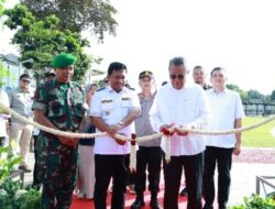 Walikota Benyamin Davnie Meresmikan Alun-Alun Kecamatan Pondok Aren, Disambut Tepukan Meriah Oleh Warga Sekitarnya Saat Seremonial Pemotongan Pita