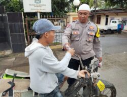 Polsek Legok Bagikan Takjil Ramadhan untuk Pengguna Jalan