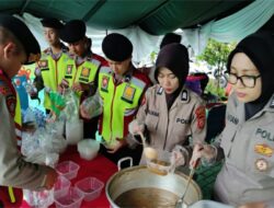 Polwan Polresta Cirebon Gelar Patroli Ngabuburit Dan Berbagi Takjil Yang Dimasak Sendiri