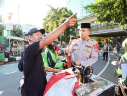 Ramadhan Berkah Kapolsek Mampang Bagi-Bagi Takjil