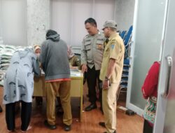 Bhabinkamtibmas dan Babinsa Kelurahan Cilenggang Amankan Penyaluran Bansos