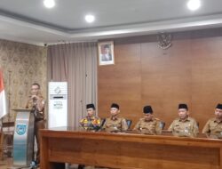 H. Mukroni Camat Pamulang Pimpin Langsumg Sertijab Lurah Kedaung Rahmat Hidayat S.Ap Kepada Darwin Sopian