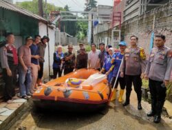 Kapolsek Bojongsari dan Anggota Polsek Bersama Team Tagana Beraksi di Lokasi Banjir