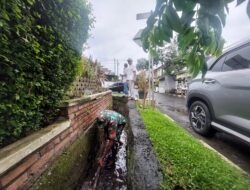 Babinsa Koramil Pamulang Karya Bakti Bersihkan Sampah di Saluran Air