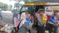 Jelang Hari Raya Idul Fitri, Polres Tangsel Bagikan 150 Paket Sembako Ke Masyarakat Secara Mobile
