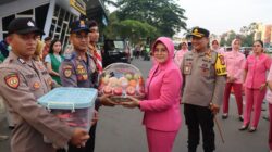 Bhayangkari Tangerang Selatan Berikan Bingkisan Kepada Petugas Pos Pam Operasi Ketupat Jaya 2024