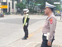 Unit Lantas Polsek Cisauk Laksanakan Pengaturan Lalu Lintas Antisipasi Kemacetan di Traffic Light Intermoda