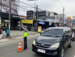 Polsek Ciputat Timur Lakukan Contraflow Guna Mengurai Kemacetan Akibat Perbaikan Jalan