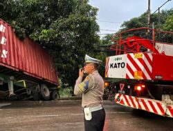 Reaksi Cepat Sat Lantas Polres Tangsel Urai Kemacetan di Jalan Parakan Akibat Truk Terguling