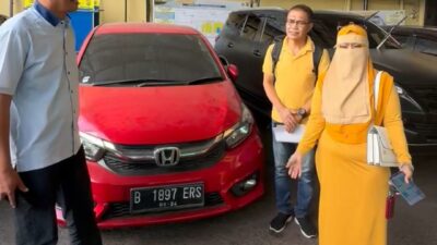 Di HUT Bhayangkara ke-78, Polsek Metro Tamansari Kembalikan Satu Unit Mobil Honda Brio kepada Pemilik yang Sah