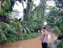 Pemantauan Bhabinkamtibmas Bersama Warga, Aliran Kali Jaletreng Tetap Kondusif