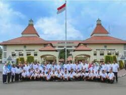 Peringati HUT RI Ke – 79, Dispertimtan Kota Tangerang Bagikan Ratusan Bendera