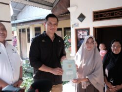 Mendiami Tanah Sejak 16 Tahun Silam, Buruh Harian Lepas dari Kabupaten Bogor Terima Sertipikat Tanah dari Menteri AHY