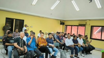 Puluhan Warga Taman Kencana Demo di Kantor Lurah Cengkareng Barat, Tolak Kegiatan Cetiya Permata Dihati