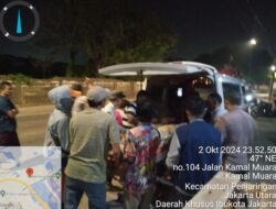 Gerak Cepat Kasubsektor Kamal Muara Bersama Aipda Akhmad Subekti dan Warga Membawa Korban ke RSUD