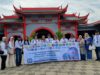 Universitas Persada Indonesia Y.A.I telah mencapai tonggak bersejarah dalam dunia pendidikan internasional dengan sukses menyelenggarakan 1st International Collaboration Trip 2024.     Acara prestisius ini berlangsung dari tanggal 12 hingga 16 Oktober 2024, melibatkan 86 dosen dan mahasiswa dari 27 perguruan tinggi terkemuka di Indonesia.     Bertempat di dua negara yakni Malaysia dan Singapura. Program ini dirancang untuk memperkuat kerja sama akademik dan penelitian antar-negara, sekaligus memperluas jaringan global Universitas Persada Indonesia Y.A.I.    Rektor Universitas Persada Indonesia Y.A.I  Prof. Ir. Sri Astuti Indriyati, MS., Ph.D menyampaikan bahwa perjalanan akademik ini merupakan bukti nyata dari komitmen Universitas Persada Indonesia Y.A.I dalam mendorong kolaborasi lintas batas.     “Delegasi ini melakukan kunjungan resmi ke berbagai institusi pendidikan bergengsi di Malaysia, seperti Raffles University, Universiti Tunku Abdul Rahman (UTAR), Universiti Selangor (Unisel), Management and Science University (MSU), SEGI University, dan HELP University, “ujar Prof. Ir. Sri Astuti Indriyati.    Lanjutnya, kunjungan ini tidak hanya membangun hubungan, tetapi juga menandai penandatanganan Memorandum of Understanding (MoU) dan Memorandum of Agreement (MoA) antara universitas-universitas Indonesia dan institusi tuan rumah dan ini sebuah langkah strategis dalam memperkuat kemitraan internasional di bidang pendidikan tinggi dan penelitian.     Pada 15 Oktober 2024, Universitas Persada Indonesia Y.A.I juga memimpin penandatanganan MoU Nasional yang melibatkan 13 perguruan tinggi di Indonesia, menegaskan pentingnya sinergi dan kolaborasi dalam menghadapi tantangan pendidikan di era globalisasi.    “Kegiatan ini merupakan bagian dari upaya jangka panjang untuk menciptakan ekosistem pendidikan yang inovatif dan progresif. Kerjasama Nasional ini memungkinkan untuk menjamin keberlanjutan Kerjasama dengan kampus Malaysia dengan mengadakan banyak kegiatan di bidang akademik, riset, pengabdian masyarakat, pertukaran mahasiswa dan KKN Internasional, “jelasnya.    Selain penandatanganan perjanjian, Prof. Ir. Sri Astuti Indriyati mengungkapkan   acara ini juga diisi dengan kuliah umum dan diskusi riset yang menampilkan dosen-dosen terkemuka dari rombongan Indonesia. Mereka berbagi pengetahuan dan membahas topik-topik penelitian terdepan, dengan tujuan untuk meningkatkan kualitas pendidikan dan membuka ruang kolaborasi baru dalam penelitian akademik internasional.    “Tidak hanya terfokus pada aspek akademik, 1st International Collaboration Trip 2024 juga menekankan pentingnya pengabdian masyarakat sebagai bagian integral dari misi pendidikan Universitas Persada Indonesia Y.A.I, “ujarnya.    Kegiatan pengabdian ini melibatkan pekerja Migran Indonesia dan para guru di Sekolah Indonesia Johor Bahru, di mana mereka menerima pelatihan dan bimbingan langsung dari delegasi. Di Sekolah Menengah Kebangsaan Permas Jaya 2, Malaysia.    Selain itu, rombongan universitas menyelenggarakan program pengabdian bagi para guru dan siswa setempat, termasuk kompetisi rencana bisnis yang mendorong jiwa kewirausahaan, serta Ekspo UMKM yang menampilkan produk-produk unggulan dari sektor usaha kecil dan menengah.    Keberhasilan program ini tidak hanya memperkuat reputasi Universitas Persada Indonesia Y.A.I sebagai institusi yang berkomitmen pada kerja sama internasional, tetapi juga menegaskan perannya dalam menciptakan dampak nyata bagi masyarakat melalui pendidikan dan penelitian.     “1st International Collaboration Trip 2024 telah menciptakan landasan yang kuat untuk kolaborasi di masa depan, sekaligus membuka peluang baru bagi kemitraan strategis di kancah global.  Dengan visi yang jelas dan kemitraan yang kokoh, Universitas Persada Indonesia Y.A.I terus berperan aktif dalam membangun masa depan pendidikan yang lebih inklusif dan inovatif, menjadikan Indonesia sebagai salah satu pusat keunggulan akademik di Asia dan dunia, “tandas Rektor Universitas Persada Indonesia Y.A.I  Prof. Ir. Sri Astuti Indriyati.    (Rchm/red)  Universitas Persada Indonesia Y.A.I Sukses Selenggarakan The 1st International Collaboration Trip 2024 di Malaysia dan Singapura