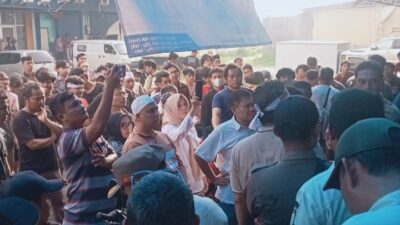 Tidak Terima Soal Parkir Berbayar dan Praktik Prostitusi, Ratusan Warga Gelar Aksi Demo di Ruko Mega Mall Ciputat