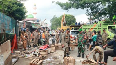 Pemerintah Kota (Pemkot) Tangerang Menerjunkan Satpol PP Dalam Penertiban Pasar Sipon Untuk Membantu Rekayasa Satu Arah