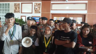 Dinilai Anti Kritik dan Bungkam, Mahasiswa Merangsek Masuk Ke Gedung Wali Kota Tangerang