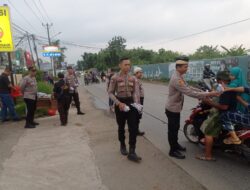 Polsek Cisauk Polres Tangsel Berbagi Takjil di Hari ke-4 Ramadhan