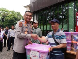 Kapolda Metro Jaya Irjen Pol Karyoto Tinjau Pengungsian Warga Terdampak Banjir di Pancoran