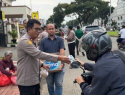 Polsek Kelapa Dua Berbagi Berkah, Bagikan Takjil untuk Pengguna Jalan