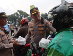 Polres Tangsel Bagikan Takjil Gratis Kepada Masyarakat di Jl. Promoter Serpong