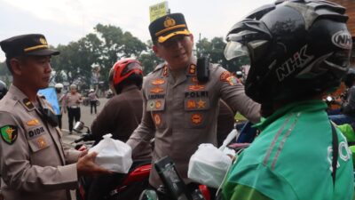 Polres Tangsel Bagikan Takjil Gratis Kepada Masyarakat di Jl. Promoter Serpong