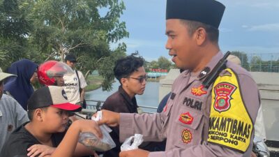 Bhabinkamtibmas Kelurahan Lengkong Karya dan Warga RW 03 Bagikan Takjil di Depan Tandon Lengkong Karya