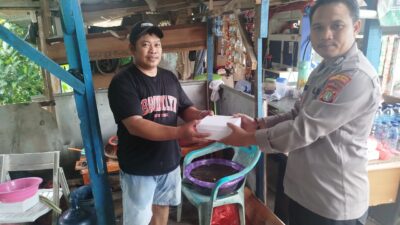 Polsek Pagedangan Bagikan Baksos untuk Warga di Slum Area