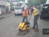 Polisi dan Dinas PU Tangsel Bergerak Cepat Perbaiki Lubang di Jalan H. Juanda Ciputat Tangsel