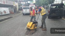 Polisi dan Dinas PU Tangsel Bergerak Cepat Perbaiki Lubang di Jalan H. Juanda Ciputat Tangsel