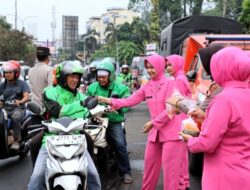 Kapolres Metro Depok dan Ketua Bhayangkari Bagikan Takjil untuk Pengguna Jalan di Depan Mapolres