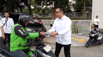 Tebar Berkah Ramadan, DPMPTSP Tangsel Berbagi Takjil Gratis untuk Pengendara dan Warga Sekitar di BSD