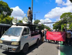 Poros Muda Mendesak Keabsahan Ijazah Jokowi: Mereka Melakukan Aksi Unjuk Rasa di depan KPU