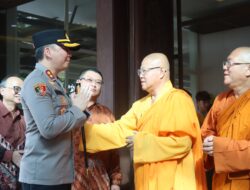 Kapolres Tangsel Tinjau Langsung Pengamanan Perayaan Hari Raya Waisak di Vihara Ekayana Kelapa Dua