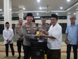 Kapolres Tangsel Silaturahmi ke Masjid Al Istiqomah, Serahkan Safe Deposit Box (Kotak Amal), Sembako dan Al-Qur’an