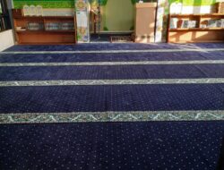 Polsek Serpong Perindah Masjid An Nur dengan Mengganti Sajadah Masjid