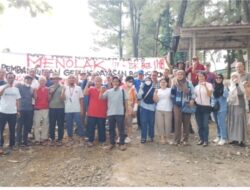 Terdampak Banjir, Puluhan Warga Memblokade Proyek Pembangunan Yayasan di Rawa Mekar Jaya