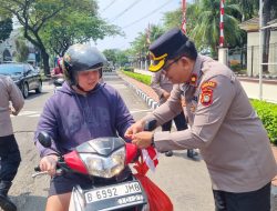 Sambut HUT RI ke-80, Polsek Kelapa Dua Bagikan Bendera Merah Putih Kepada Masyarakat