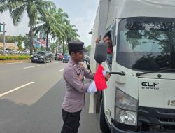Sambut HUT RI ke-80, Polsek Serpong Bagikan 200 Bendera Merah Putih ke Pengendara