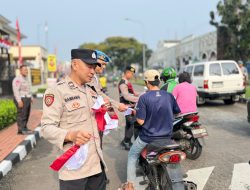 Polsek Kelapa Dua Bagikan Bendera Merah Putih, Semarakkan HUT RI ke-80