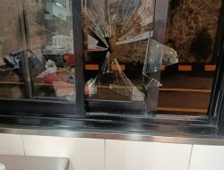 Gegara ga Dikasih Kulit Ayam, Pria Mabok Rusak Kaca KFC di Tangsel