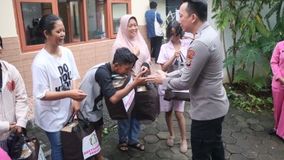 Kapolres Tangsel dan Bhayangkari Berikan Bantuan Korban Kebakaran Asrama Polsek Serpong