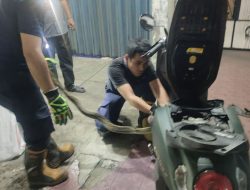 Unit Damkar Pamulang Berhasil Evakuasi Ular 1,5 Meter Melilit di Sasis Motor