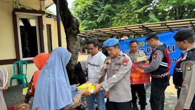 Polsek Kelapa Dua Gelar Jumat Peduli, Berbagi dengan Petugas Kebersihan